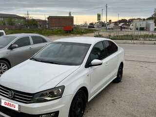 2018 Volkswagen Polo V Рестайлинг, белый, 850000 рублей, вид 1