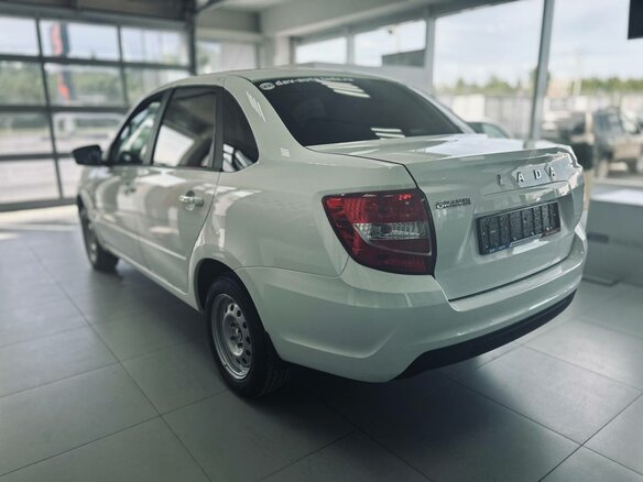 2026 Lada (ВАЗ) Granta I Рестайлинг, белый - вид 3