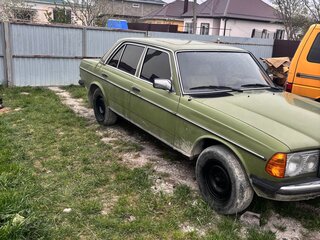 1981 Mercedes-Benz W123 300, зелёный, 450000 рублей, вид 2