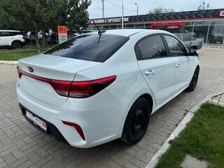 2020 Kia Rio IV, белый, 979900 рублей, вид 4