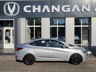 2014 Hyundai Solaris I Рестайлинг, серебристый, 530000 рублей, вид 2