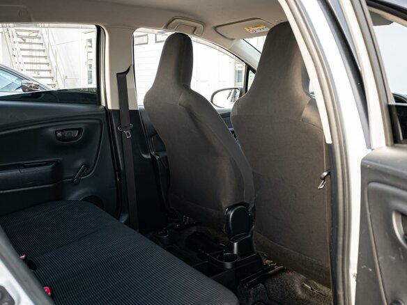 2017 Toyota Vitz III (XP130) Рестайлинг 2, серый, 890000 рублей - вид 10