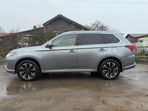 2016 Mitsubishi Outlander PHEV III Рестайлинг 2, серый, 2500000 рублей - вид 12