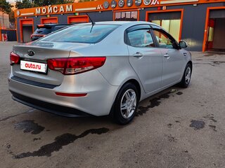 2016 Kia Rio III Рестайлинг, серебристый, 1200000 рублей, вид 4
