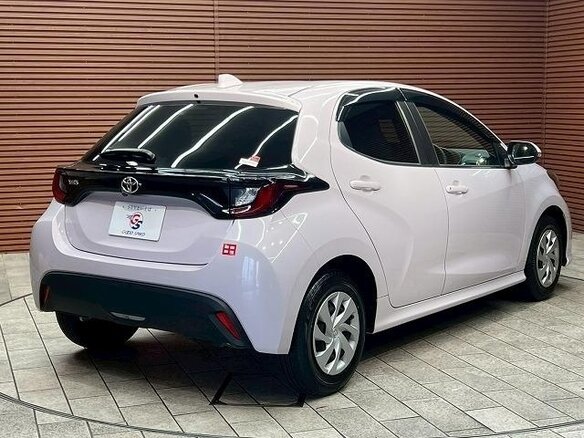 2023 Toyota Yaris IV, белый - вид 4