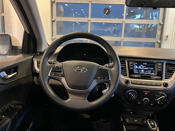 2022 Hyundai Solaris II Рестайлинг, белый, 1549000 рублей - вид 9