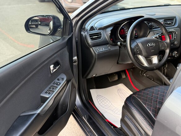 2015 Kia Rio 6-speed III, серый, 900000 рублей - вид 15