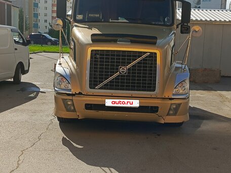 2005 Volvo VNL, золотистый, 1700000 рублей, вид 3