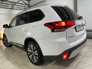 2021 Mitsubishi Outlander III Рестайлинг 3, белый, 2350000 рублей, вид 2