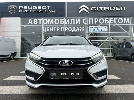2024 Lada (ВАЗ) Vesta I Рестайлинг (NG), белый, 1360000 рублей, вид 2