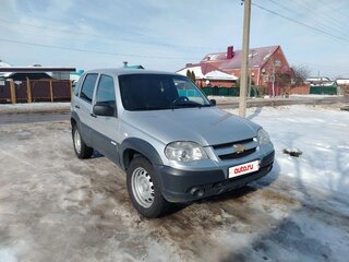 2013 Chevrolet Niva I Рестайлинг, серебристый, 630000 рублей, вид 1