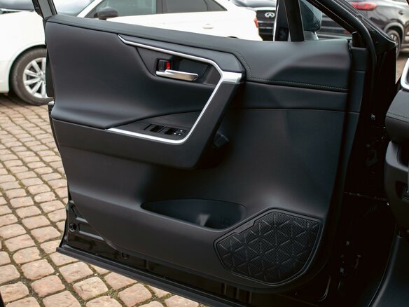 2022 Toyota RAV4 V (XA50), чёрный, 2925000 рублей - вид 11