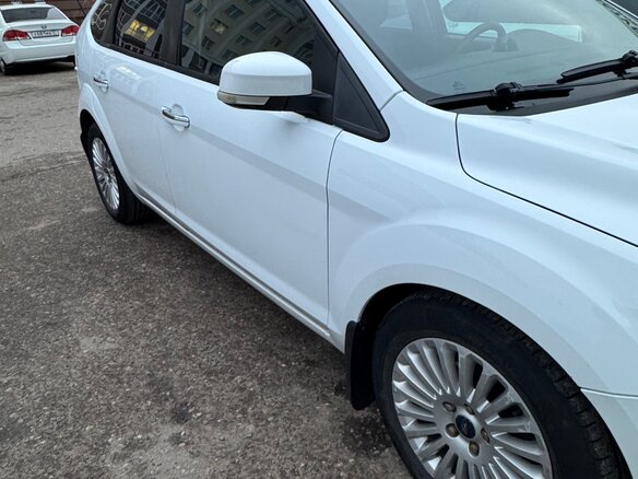 2011 Ford Focus II Рестайлинг, белый, 860000 рублей - вид 1