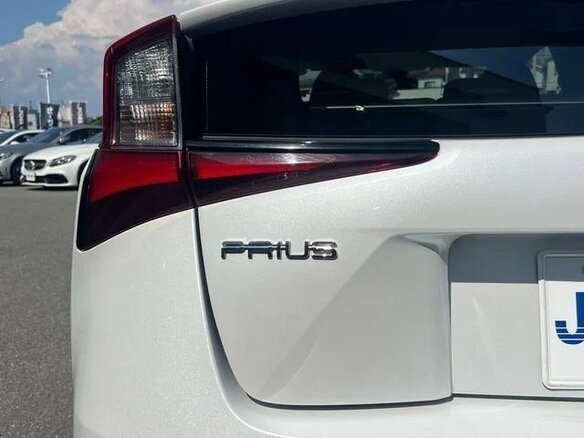 2022 Toyota Prius IV Рестайлинг (XW50), белый - вид 18