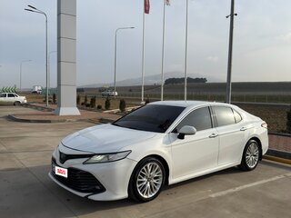 2018 Toyota Camry VIII (XV70), белый, 1850000 рублей, вид 1