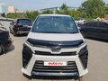 2018 Toyota Voxy III (R80) Рестайлинг, белый, 2555000 рублей
