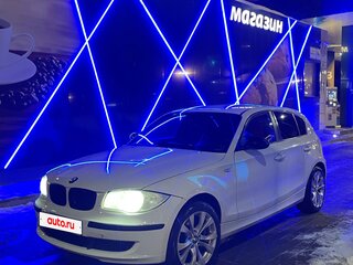 2009 BMW 1 серии 116i I (E81/E82/E87/E88) Рестайлинг, белый, 700000 рублей, вид 1