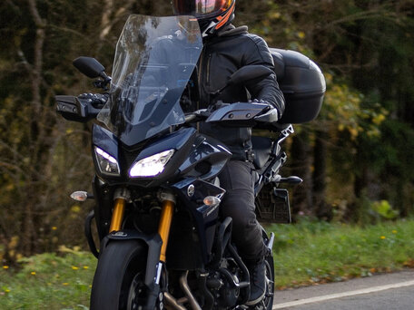 2016 Yamaha MT-09 Tracer (FJ-09), серый, 700000 рублей, вид 4
