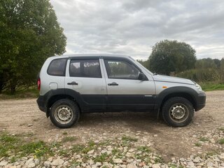2011 Chevrolet Niva I Рестайлинг, серебристый, 310000 рублей, вид 2