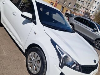 2020 Kia Rio IV Рестайлинг, белый, 1650000 рублей, вид 1