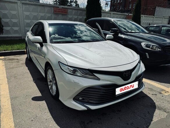 2019 Toyota Camry VIII (XV70), белый, 3100000 рублей - вид 1