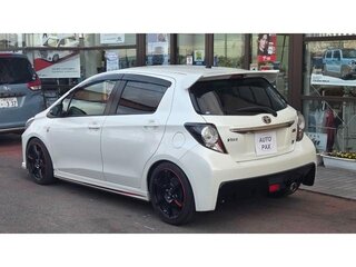 2019 Toyota Vitz III (XP130) Рестайлинг, белый, 1190000 рублей, вид 4