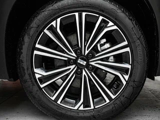 2026 Geely EX5 Гибрид EM-R, серебристый, 3829990 рублей, вид 3