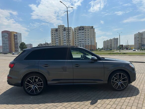 2022 Audi Q7 55 TFSI II (4M) Рестайлинг, серый, 5190000 рублей - вид 4