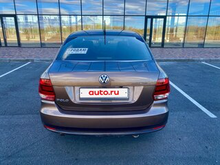 2016 Volkswagen Polo V Рестайлинг, коричневый, 950000 рублей, вид 2