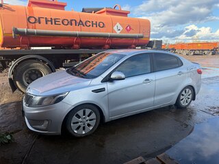 2014 Kia Rio 5-speed III, серебристый, 880000 рублей, вид 4