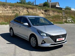 2020 Hyundai Solaris II Рестайлинг, серебристый, 985000 рублей, вид 2