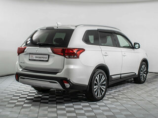 2020 Mitsubishi Outlander III Рестайлинг 3, белый, 1889000 рублей, вид 5