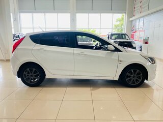 2015 Hyundai Solaris I Рестайлинг, белый, 650000 рублей, вид 4
