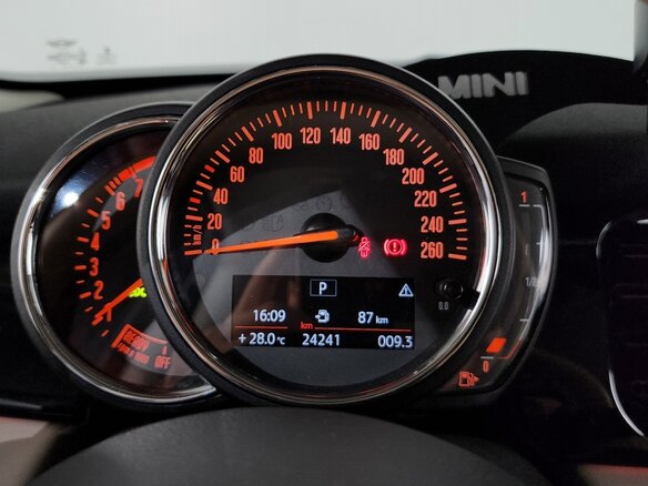 2021 Mini Hatch Cooper III (F55/F56) Рестайлинг 2, серебристый, 1660000 рублей - вид 7
