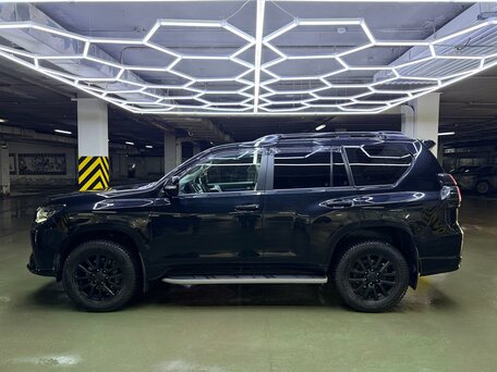 2021 Toyota Land Cruiser Prado 150 Series Рестайлинг 2, чёрный, 7000000 рублей, вид 4