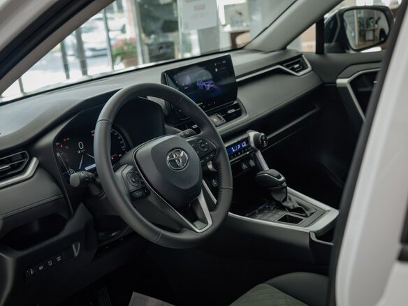 2025 Toyota RAV4 V (XA50), белый - вид 8
