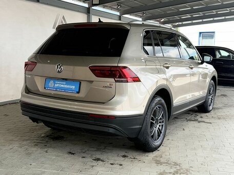 2017 Volkswagen Tiguan II, золотистый, 2075000 рублей, вид 5