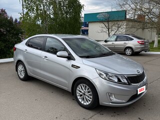2014 Kia Rio 5-speed III, серебристый, 900000 рублей, вид 3