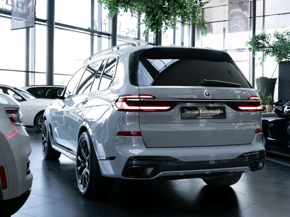 2022 BMW X7 40d I (G07) Рестайлинг, серый, 13100000 рублей - вид 4