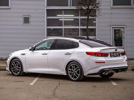 2019 Kia Optima IV Рестайлинг, белый, 1705000 рублей, вид 4