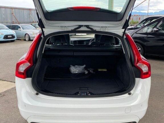 2015 Volvo V60 I Рестайлинг, белый, 1850000 рублей - вид 11