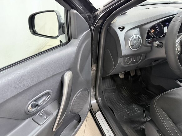 2015 Renault Sandero II, чёрный - вид 17