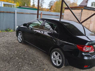 2011 Toyota Corolla X (E140, E150) Рестайлинг, чёрный, 1300000 рублей, вид 2