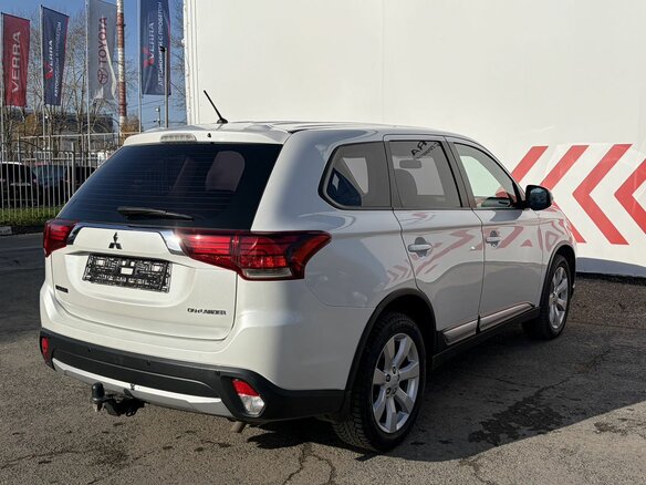 2016 Mitsubishi Outlander III Рестайлинг 2, белый - вид 4