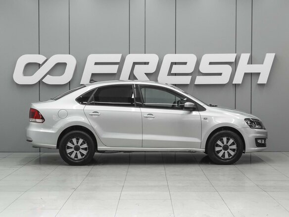 2017 Volkswagen Polo V Рестайлинг, серебристый, 810000 рублей - вид 4