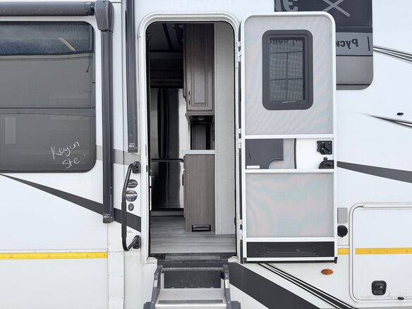 2023 Grand Design RV Solitude, белый, 9965000 рублей - вид 23