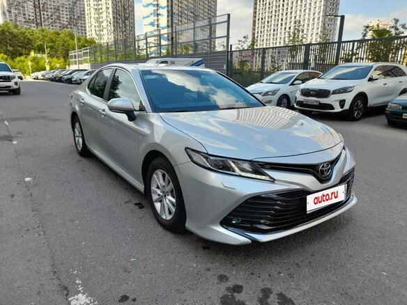 2018 Toyota Camry VIII (XV70), серебристый, 4700000 рублей