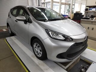 2023 Toyota Aqua II, серебристый, 1045000 рублей, вид 2