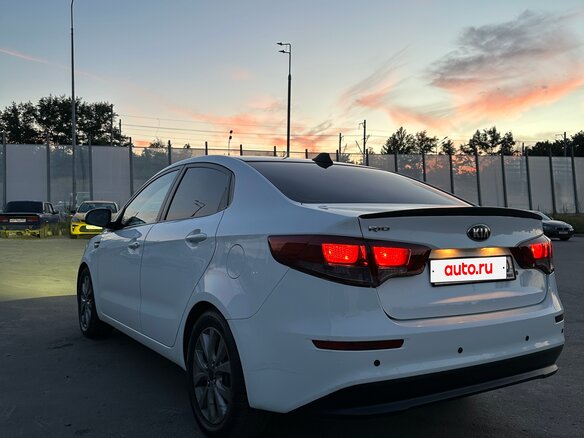2015 Kia Rio III Рестайлинг, белый, 900000 рублей - вид 3