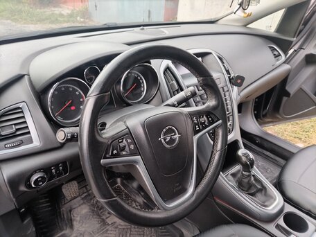 2013 Opel Astra J Рестайлинг, чёрный, 940000 рублей, вид 4